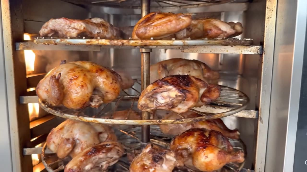 Frango assando no forno do Frango da Família, em Luzimangues